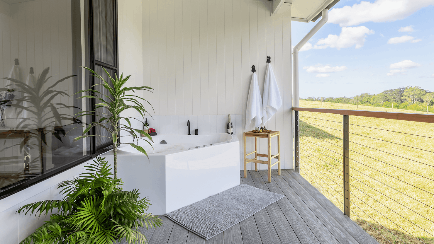 Outdoor bath at Seven Peaks Farm Stay